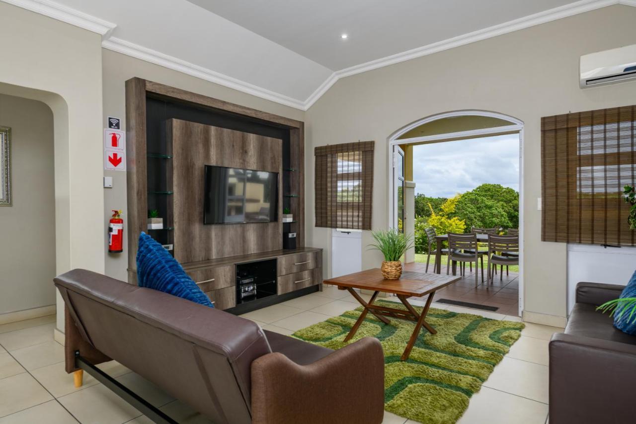 Villa Caylee Caribbean Estates - Ultra-Luxurious - Rimas Interiors Designs - Private Beachfront Escape - Premium Serviced For 8 Guests Port Edward Dış mekan fotoğraf